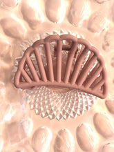 Load image into Gallery viewer, Seashell clip -pink
